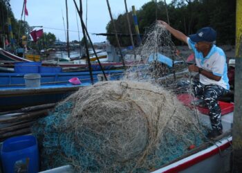 HASIL tangkapan dan pendapatan nelayan di negeri ini didakwa merosot sehingga 80 peratus sekali gus menyaksikan golongan itu mula beralih kepada pekerjaan lain.-UTUSAN