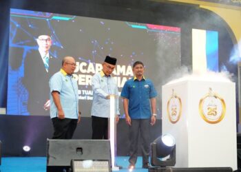 MOHD. Shukri Ramli pada majlis perasmian Program Publisiti dan Penyertaan Awam Draf Rancangan Struktur Negeri Perlis 2040 (Kajian Semula) dan Majlis Pelancaran Pelan Bandar Pintar Negeri Perlis 2030 di Dewan 2020, Kangar, Perlis hari ini.-UTUSAN