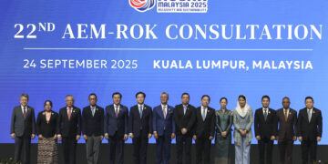TENGKU Zafrul Abdul Aziz (tengah) diiringi oleh Menteri Perdagangan Korea Selatan, Yeo Han-Koo (enam kiri) bergambar bersama barisan delegasi dari negara-negara ASEAN ketika Perundingan Asean Economic Ministers - Republik of Korea (ROK) sempena Mesyuarat Menteri-Menteri Ekonomi ASEAN (AEM) ke-57 di Pusat Pameran dan Perdagangan Antarabangsa Malaysia (MITEC) di sini hari ini. UTUSAN/AMIR KHALID