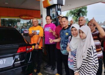 AHMAD Maslan (dua dari kiri) melihat pengisian minyak petrol RON95 bagi pelaksanaan BUDI95 di sebuah stesen minyak di Kampung Sungai Naga, Api-Api, Pontian, Johor, hari ini.