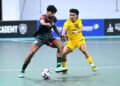 Pemain Bangladesh, Md Moin Ahmed (kiri) menghalang kawalan bola pemain Malaysia, Ridzwan Bakri dalam aksi Kelayakan Piala Asia Futsal 2026 di Stadium Tertutup SUKPA, Kuantan. GAMBAR/SHAIKH AHMAD RAZIF.