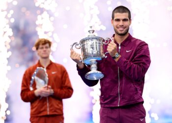 Carlos Alcaraz dari Sepanyol bergambar bersama trofinya selepas menewaskan Jannik Sinner dari Itali semasa perlawanan akhir perseorangan lelaki padaTerbuka AS 2025 di Pusat Tenis Kebangsaan USTA Billie Jean King di New York City hari ini. - AFP