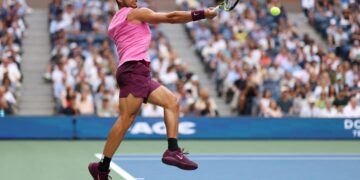 Carlos Alcaraz dari Sepanyol bermain pukulan depan menentang Novak Djokovic dari Serbia semasa perlawanan separuh akhir Terbuka AS 2025 di Pusat Tenis Kebangsaan USTA Billie Jean King di New York City hari ini. - AFP