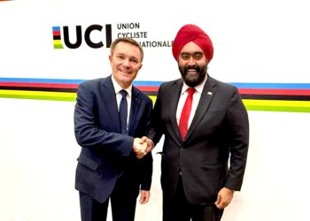 Datuk Amarjit Singh Gill (kanan) bersama presiden David Lappartient selepas pemilihan badan berbasikal dunia itu di Kigali, Rwanda, pada Khamis. - IHSAN PKBM