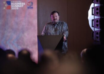 AMIR Hamzah Azizan menyampaikan ucaptama pada Sidang Kemuncak Perniagaan ASEAN-EU di Hyatt Regency di sini, semalam.