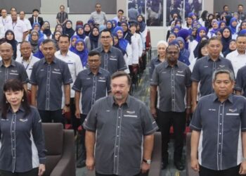 AMIR Hamzah Azizan (depan, tengah) pada majlis perasmian Jelajah Mega e-Invois Siri Kedua Tahun 2025 di Menara Hasil, George Town, Pulau Pinang. - UTUSAN/DANIAL SAAD
