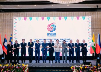 ANWAR Ibrahim bergambar bersama delegasi selepas merasmikan Mesyuarat Menteri-Menteri ASEAN Mengenai Jenayah Rentas Sempadan (AMMTC) ke-19 dan mesyuarat berkaitan di Banda Hilir, Melaka.