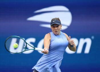 Amanda Anisimova ketika menentang pemain Poland, Iga Swiatek pada aksi suku akhir Terbuka Amerika Syarikat (AS) di New York, hari ini. - AFP