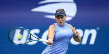 Amanda Anisimova ketika menentang pemain Poland, Iga Swiatek pada aksi suku akhir Terbuka Amerika Syarikat (AS) di New York, hari ini. - AFP