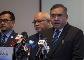 ANTHONY Loke Siew Fook pada sidang akhbar selepas melancarkan identiti korporat baharu Pihak Berkuasa Penerbangan Awam Malaysia (CAAM) di Putrajaya, semalam. – UTUSAN/FAISOL MUSTAFA