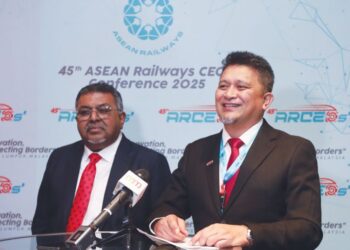 AHMAD Nizam Mohamed Amin (kanan) bersama Pengerusi KTMB, Datuk Ahmad Redza Abdullah pada sidang akhbar selepas perasmian Persidangan Ketua Pegawai Eksekutif Keretapi ASEAN (ARCEOs) ke-45 2025 di Hotel Renaissance Kuala Lumpur baru-baru ini. - UTUSAN/AMIR KHALID