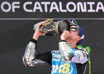 Pelumba Gresini Racing, Alex Marquez  mencium trofi Grand Prix Catalan selepas muncul juara di litar Catalunya, Sepanyol, semalam. - AFP