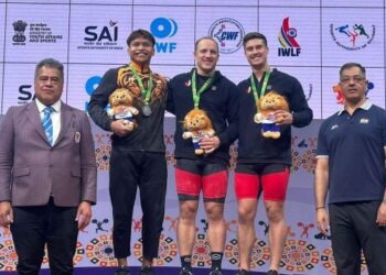 MUHAMMAD Hafizuddin Roslin (dua dari kiri) meraih pingat perak dalam Kejuaraan Angkat Berat Komanwel 2025 di Ahmedabad, India, baru-baru ini.