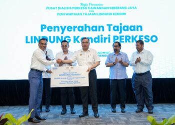 ANTHONY Loke (tengah) pada majlis Penyampaian Tajaan Lindung Kendiri Perkeso di Perkeso Cawangan Seberang Jaya, Pulau Pinang, hari ini.-UTUSAN/SITI NUR MAS ERAH AMRAN