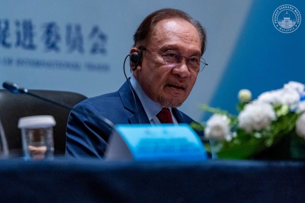 Anwar lancar buku karya sarjana China 1 Anwar