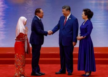 ANWAR Ibrahim bersalaman dengan Presiden Xi JinPing dalam lawatannya tiga hari ke China bermula semalam. - FB ANWAR IBRAHIM