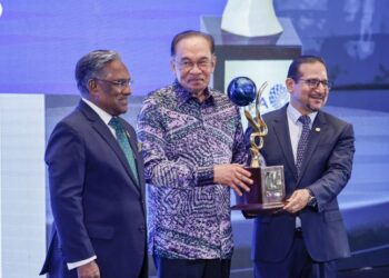 ANWAR Ibrahim menerima anugerah daripada Pengerusi Global Islamic Finance Award, Dr. Humayon Dar (kanan), sambil diperhatikan oleh bekas Presiden Maldives, Dr. Mohamed Waheed Hassan (kiri) pada Majlis Penganugerahan Kewangan Islam Global 2025 (GIFA) di Kuala Lumpur, semalam. - UTUSAN/SHIDDIEQIIN ZON