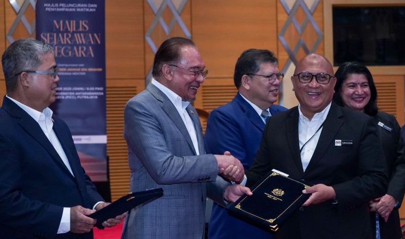 Perkasa sejarah, budaya dan sastera, bukan hanya teknologi – Anwar 1 Anwar sejarah re