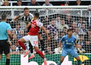 Pemain tengah Arsenal, Mikel Merino (tengah) menanduk bola untuk gol pertama pasukannya menentang Newcastle United di St James' Park, semalam. - AFP
