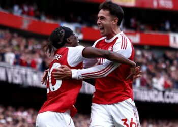 Pemain pertahanan Arsenal, Martin Zubimendi (kanan) meraikan gol pertama dengan rakan sepasukan, Noni Madueke dalam saingan Liga Perdana Inggeris menentang Nottingham Forest di Stadium Emirates, London, semalam. - AFP