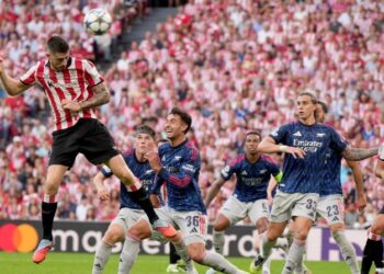 TONGGAK tengah Athletic Bilbao, Oihan Sancet (kiri) menanduk bola d depan gawang gol Arsenal dalam aksi Liga Juara-Juara Eropah di Stadium San Mames, Bilbao, Sepanyol, semalam. - AFP