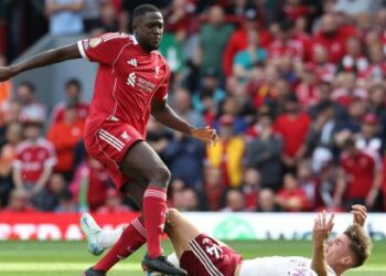 Pertahanan Liverpool, Ibrahima Konate (kiri) mengasak penyerang Arsenal, Viktor Gyokeres dalam aksi Liga Perdana Inggeris di Anfield, semalam. - AFP