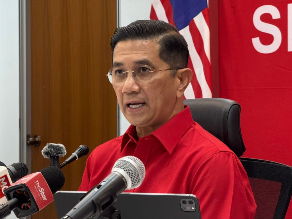 MCA, MIC dialu-alukan sertai PN demi selamatkan negara yang semakin rosak– Azmin