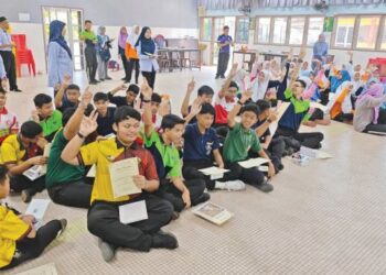 ANTARA pelajar yang mengambil bahagian dalam Program Sains Teknologi Kejuruteraan dan Matematik Profesor Ke Desa Inovasi Keusahawanan inisiatif Fakulti Kejuruteraan dan Alam Bina (FKAB) Universiti Kebangsaan Malaysia (UKM) dengan kerjasama Gading Kencana di Sekolah Menengah Kebangsaan Syed Abu Bakar, Kupang, Baling baru-baru ini.