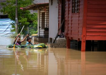 KANAK-KANAK sedang menaiki bot angin di sekitar rumah yang dinaiki air selepas hujan lebat di Kampung Sungai Serai, Hulu Langat, Selangor. - UTUSAN/MUHAMAD IQBAL ROSLI