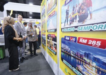 TIMBALAN Ketua Setiausaha (Pengurusan) Kementerian Pelancongan, Seni dan Budaya, S. Surrendren (kanan) bersama Presiden Persatuan Ejen-ejen Pelancongan dan Pengembaraan Malaysia (MATTA), Nigel Wong melawat reruai selepas merasmikan MATTA Fair di MITEC, Kuala Lumpur. - UTUSAN/FARIZ RUSADIO