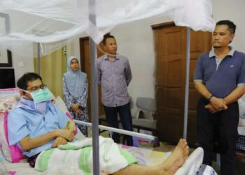 MOHD. Ridzuan Mohd. Rashid (kiri) terlantar di atas katil setelah disahkan menghidap kanser tahap empat di kediamannya di Indera Mahkota, Kuantan, Pahang. – UTUSAN/SHEIKH AHMAD RAZIF