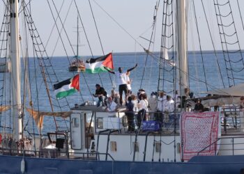 Flotila Sirius yang membawa sukarelawan dan bantuan kemanusiaan meninggalkan pelabuhan Barcelona, Sepanyol menuju Gaza selepas Israel membuka pintu sempadan di Jordan.  – AFP