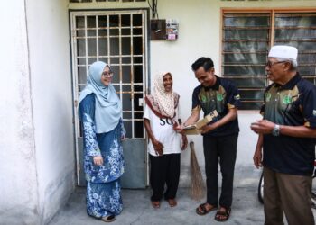 ESAH Abdullah menerima mushaf al-Quran dan bantuan bekalan makanan dalam Program Jelajah Sentuhan Kasih Muhibbah Al-Quran Perkim Kuala Langat dekat Kampung Orang Asli Sungai Judah, Pulau Carey di Kuala Langat, Selangor. - UTUSAN/ AFIQ RAZALI