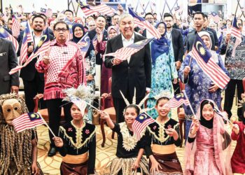 Ahmad Zahid Hamidi mengibar jalur Gemilang sempena hari kebangsaan pada Perhimpunan Bulan September 2025 Kementerian Kemajuan Desa dan Wilayah di Putrajaya, semalam.  – UTUSAN/FAIZ ALIF ZUBIR