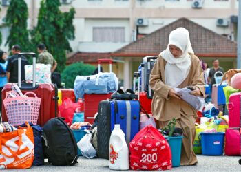 Suasana sesi pendaftaran dan lapor diri Pelatih Program Latihan Khidmat Negara (PLKN) 3.0 Wiramuda Negara siri 3/2025 di Kem Wataniah 515 Kuala Lumpur semalam. – UTUSAN/SHIDDIEQIIN ZON