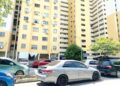 Letak kereta secara berlapis adalah antara masalah utama yang dihadapi penduduk kebanyakan PPR di Kuala Lumpur. - UTUSAN/FADILLA FAZIRA ZAHID