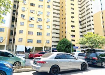 Letak kereta secara berlapis adalah antara masalah utama yang dihadapi penduduk kebanyakan PPR di Kuala Lumpur. - UTUSAN/FADILLA FAZIRA ZAHID
