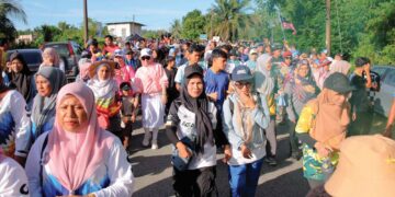 SEBAHAGIAN peserta Program Nature Fun Run 2.0 Bukit Durian Tarus di Kampung Kua, Ajil, Hulu Terengganu.
– UTUSAN/ NOOR HAYATI MAMAT