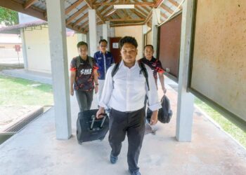 PUTERA Iman Shah Shahiran dibantu kakitangan UUM ketika mendaftar sebagai pelajar baharu di kampus universiti itu di Sintok, Kubang Pasu, Kedah.