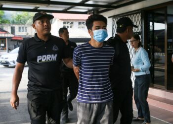 SYED Al Iqbal Syed Shahruddin kelihatan tenang ketika dibawa ke Mahkamah Majistret Gurun, semalam. – UTUSAN/SHAHIR NOORDIN
