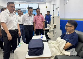 STEVEN Sim (berdiri, tengah) dan Anthony Loke (kiri) beramah mesra dengan pencarum yang menerima rawatan di Pusat Dialisis Perkeso Cawangan Seberang Jaya, Pulau Pinang semalam.-UTUSAN/SITI NUR MAS ERAH AMRAN