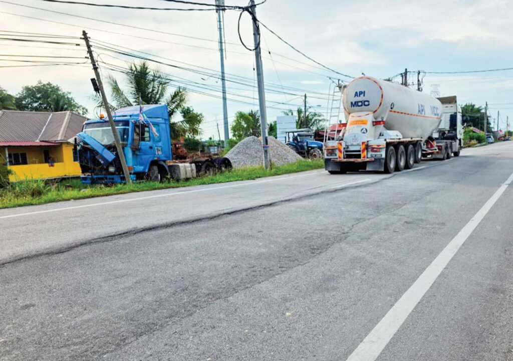 Jalan mendap bahayakan pengguna 1 BAru jalan mendap001