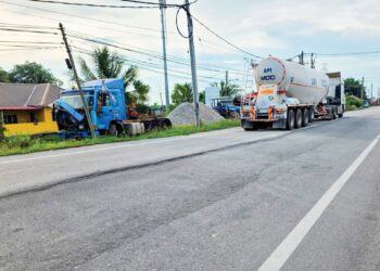 KEADAAN jalan utama yang mendap dan rosak di Kunci Air 4 di Pasir Salak menimbulkan risiko kemalangan kepada pengguna jalan raya. 
– UTUSAN/AIN SAFRE BIDIN