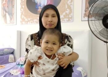 SITI Shawanaa Adnan bersama Ainulmardhiah Mohd. Hasnizan ketika menjalani rawatan di Hospital Tunku Azizah, Kuala Lumpur.