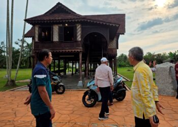 RUMAH Datuk Maharajalela di Pasir Salak, Perak yang siap dibaik pulih namun belum dibuka kepada pengunjung untuk masuk ke rumah tersebut.  - UTUSAN/AIN SAFRE BIDIN