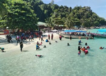 PULAU Perhentian di Besut, Terengganu menjadi pusat tarikan pelancongan ketika musim cuti. - UTUSAN/WAN ZURATIKAH IFFAH WAN ZULKIFLI