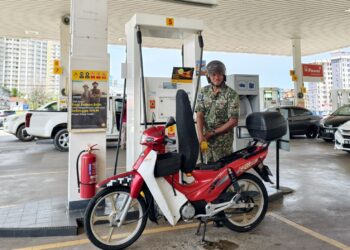 MOHAMAD Salleh Kosnon mengisi minyak pada hari pertama pelaksanaan BUDI95 di sebuah stesen minyak di Port Dickson hari ini. UTUSAN/NOR AINNA HAMZAH