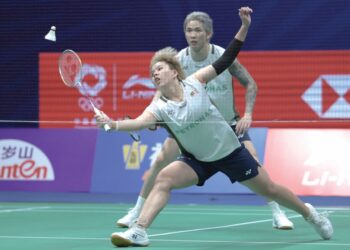 BEREGU campuran No.1 negara, Chen Tang Jie-Toh Ee Wei terlepas gelaran China Masters selepas tewas straight set 8-21, 17-21 kepada Dechapol Puavaranukroh-Supissara Paewsampran dari Thailand pada perlawanan akhir di Shenzhen, China, semalam.-AFP