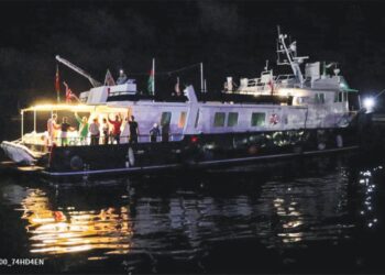 para aktivis menaiki kapal layar, Alma, sebahagian daripada flotila antarabangsa berlepas dari pelabuhan utara Tunisia di Bizerte 15 September lalu untuk memecahkan sekatan Israel ke Gaza. – AFP