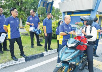 ZALIMAN Sauli menyambut ketibaan Muhammad Zahirul Hakim Zali yang menunggang motosikal dari Sepang ke Perlis sejauh 500
kilometer bagi mendaftar sebagai pelajar baharu di Universiti Malaysia
Perlis (Unimap), Arau, Perlis semalam. – UTUSAN/IZLIZAN OTHMAN